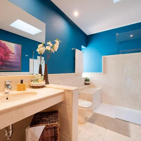 Volcán Con Piscina E Impresionantes Vistas Al Mar, Pádel Y Mini Golf En Montaña Roja Playa Blanca (Lanzarote)