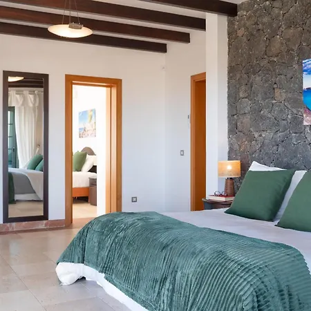 Volcán Con Piscina E Impresionantes Vistas Al Mar, Pádel Y Mini Golf En Montaña Roja * Playa Blanca (Lanzarote)