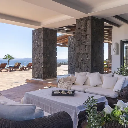 Volcán Con Piscina E Impresionantes Vistas Al Mar, Pádel Y Mini Golf En Montaña Roja Villa Playa Blanca (Lanzarote)