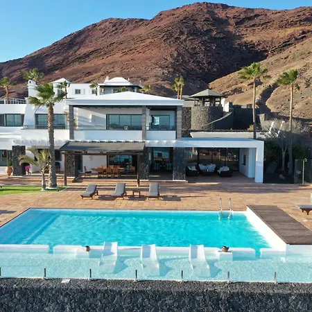 Volcan Con Piscina E Impresionantes Vistas Al Mar, Padel Y Mini Golf En Montana Roja Villa Playa Blanca (Lanzarote)