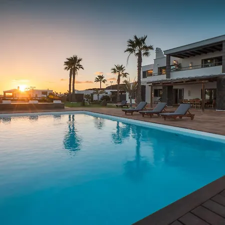 Volcán Con Piscina E Impresionantes Vistas Al Mar, Pádel Y Mini Golf En Montaña Roja *