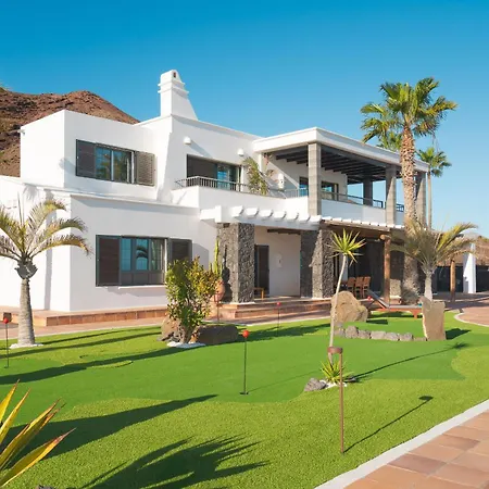 Volcán Con Piscina E Impresionantes Vistas Al Mar, Pádel Y Mini Golf En Montaña Roja