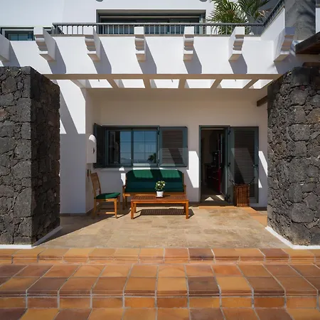 Volcán Con Piscina E Impresionantes Vistas Al Mar, Pádel Y Mini Golf En Montaña Roja Playa Blanca (Lanzarote)