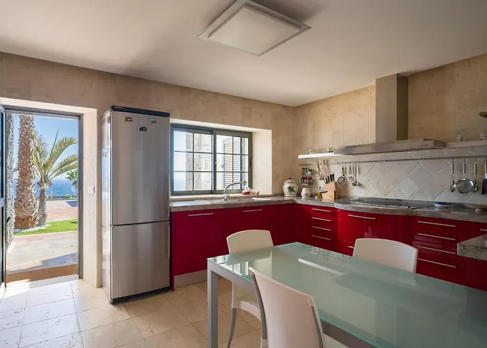 Volcán Con Piscina E Impresionantes Vistas Al Mar, Pádel Y Mini Golf En Montaña Roja Playa Blanca (Lanzarote)
