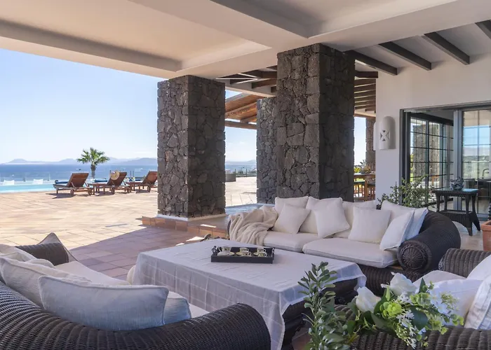 Volcán Con Piscina E Impresionantes Vistas Al Mar, Pádel Y Mini Golf En Montaña Roja Villa Playa Blanca (Lanzarote)